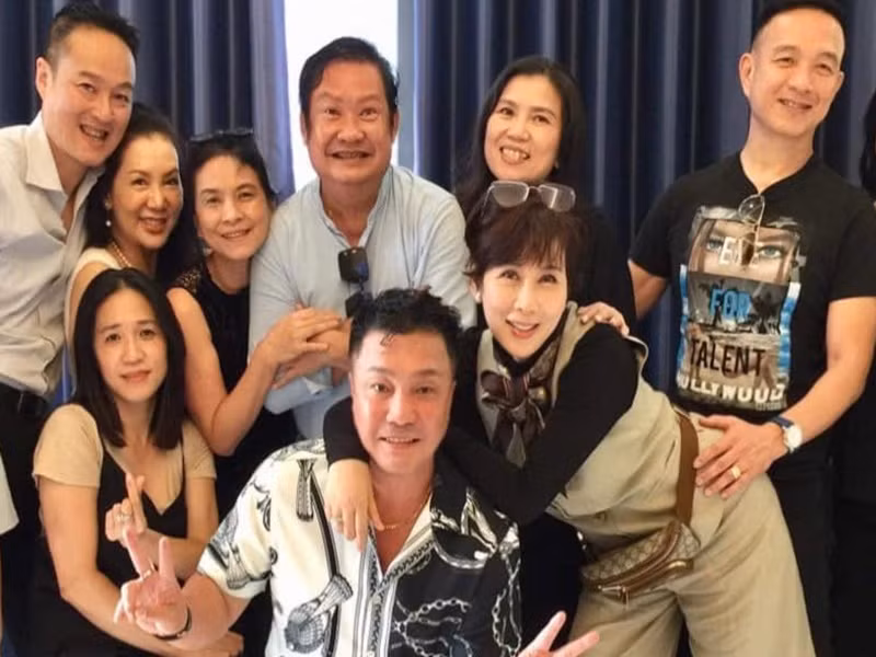 Diễm Hương ở ẩn nhiều năm nên sự xuất hiện của cô bên bạn bè gây chú ý. Ảnh: FB Lý Hùng