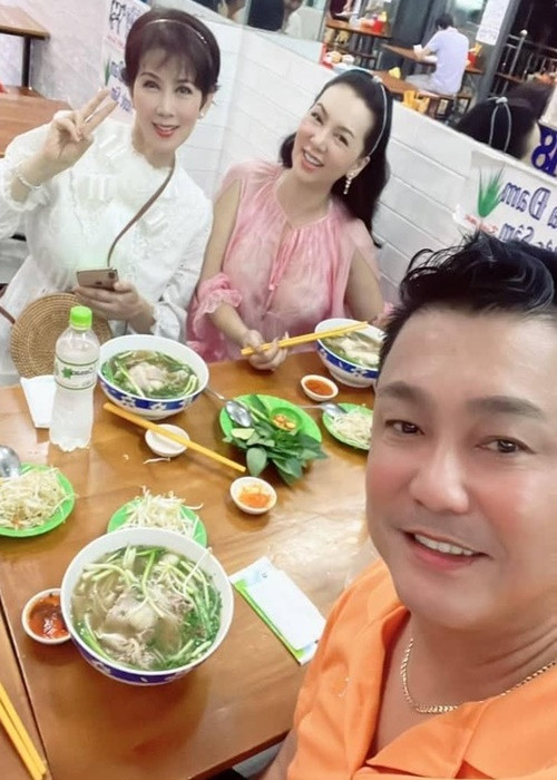 Sau "chầu cà phê", Lý Hùng mời Diễm Hương, Mộng Vân và Thanh Trúc đi ăn phở. Theo Lý Hùng, Diễm Hương đã lâu mới thưởng thức ẩm thực Việt trên quê nhà nên tấm tắc khen ngon. Ảnh: Tiền Phong