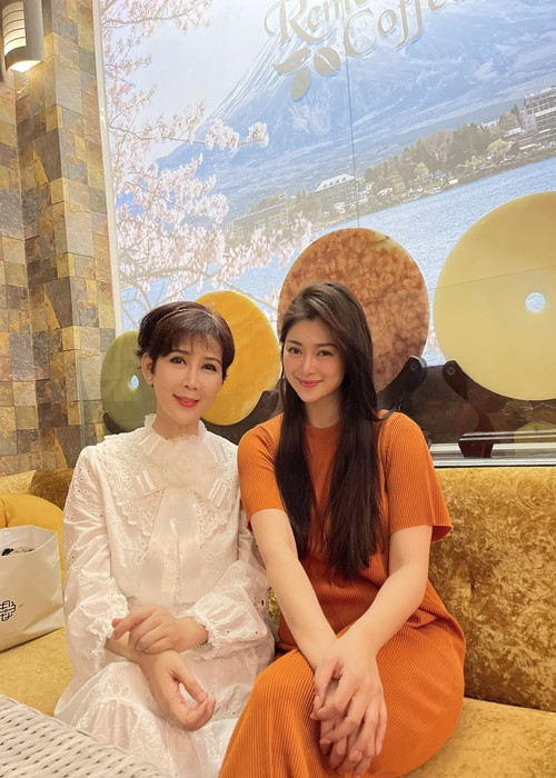 Diễm Hương đọ sắc cùng đàn em Thanh Trúc. Ảnh: FB Thanh Trúc