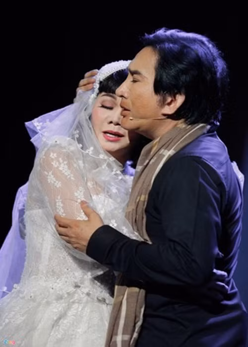 “Anh Long rất thân với mẹ Thanh Tuyền, như người trong nhà của mẹ. Hồi đi hát cùng anh bên Mỹ, tôi ở nhà mẹ Thanh Tuyền. Tôi với anh Kim Tử Long đi hát thì ông xã tôi đưa đón”, Ngọc Huyền kể. Ảnh: Zing