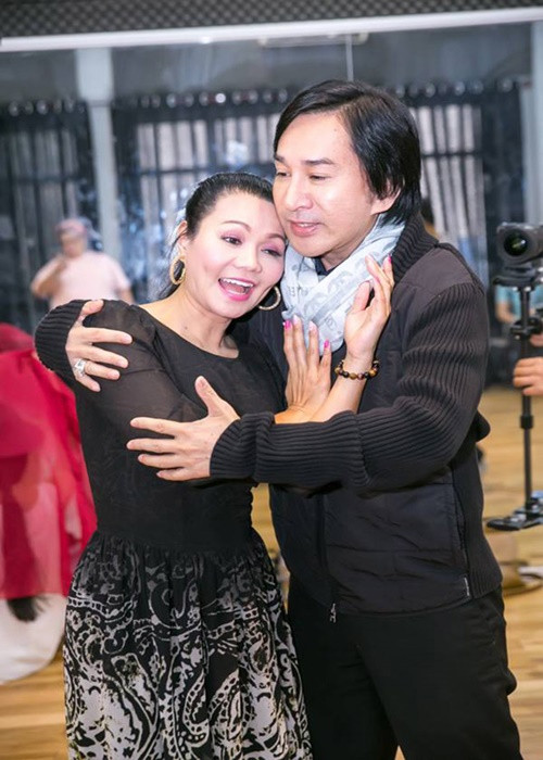 Kim Tử Long hài hước chia sẻ về việc mai mối cho người tình sân khấu: "Tôi với Ngọc Huyền khi ấy đi diễn như hình với bóng, tự nhiên làm mai chi cho tôi mất cô đào". Ảnh: Dân Việt