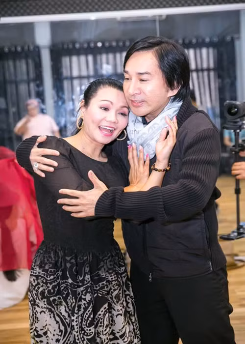 Kim Tử Long hài hước chia sẻ về việc mai mối cho người tình sân khấu: "Tôi với Ngọc Huyền khi ấy đi diễn như hình với bóng, tự nhiên làm mai chi cho tôi mất cô đào". Ảnh: Dân Việt