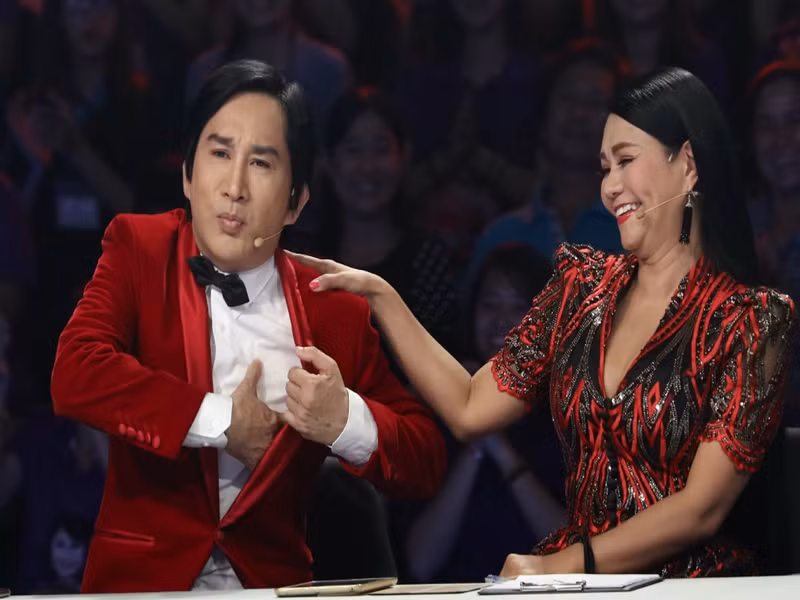 Là tri kỷ của nhau, Ngọc Huyền luôn nhìn ra việc Kim Tử Long giấu chuyện buồn. Có lần Ngọc Huyền làm liveshow, Kim Tử Long lo từ A đến Z. Cuối cùng show không thành, anh không nói lời nào nhưng Ngọc Huyền hiểu tâm tư của anh. Ảnh: VOV