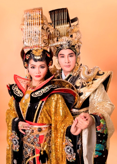 Theo Vietnamnet, khi Ngọc Huyền làm đám cưới tại Mỹ, cha mẹ cô không sang kịp, Kim Tử Long làm đại diện nhà gái, sánh vai danh ca Thanh Tuyền đại diện nhà trai. Ảnh: VOV