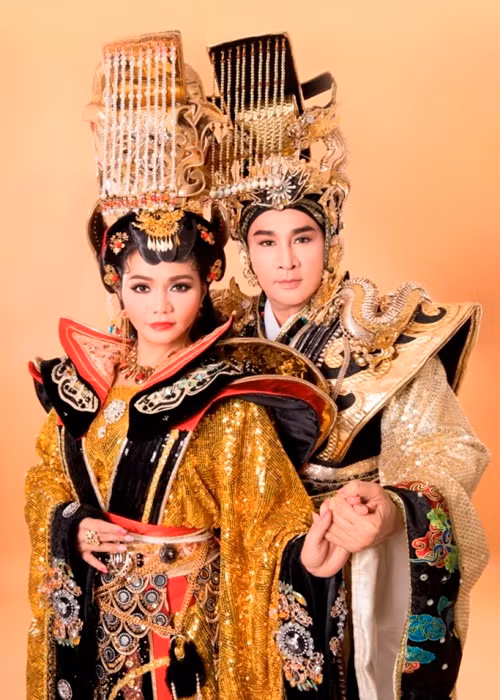 Theo Vietnamnet, khi Ngọc Huyền làm đám cưới tại Mỹ, cha mẹ cô không sang kịp, Kim Tử Long làm đại diện nhà gái, sánh vai danh ca Thanh Tuyền đại diện nhà trai. Ảnh: VOV