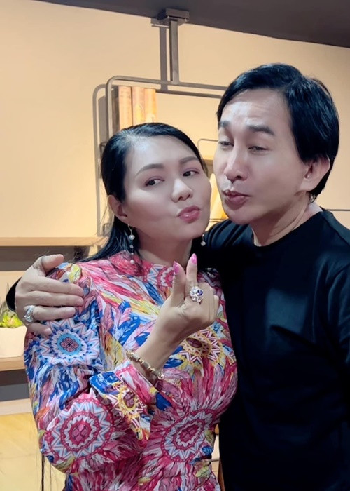 Mối quan hệ thân thiết giữa Ngọc Huyền và Kim Tử Long không khiến chồng của Ngọc Huyền và hay vợ của Kim Tử Long lo lắng. Ảnh: Arttimes