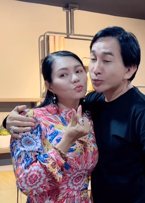 Mối quan hệ thân thiết giữa Ngọc Huyền và Kim Tử Long không khiến chồng của Ngọc Huyền và hay vợ của Kim Tử Long lo lắng. Ảnh: Arttimes