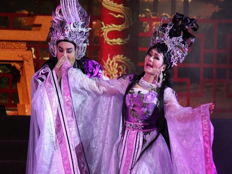 Yêu Đông Nguyễn nhưng lo người ở Việt Nam, người ở Mỹ, Ngọc Huyền bối rối, không biết giải quyết thế nào. Tuy nhiên, Kim Tử Long khuyến khích Ngọc Huyền bởi thấy cô chắc chắn sẽ được hạnh phúc bên Đông Nguyễn. Ảnh: Zing