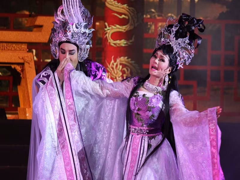 Yêu Đông Nguyễn nhưng lo người ở Việt Nam, người ở Mỹ, Ngọc Huyền bối rối, không biết giải quyết thế nào. Tuy nhiên, Kim Tử Long khuyến khích Ngọc Huyền bởi thấy cô chắc chắn sẽ được hạnh phúc bên Đông Nguyễn. Ảnh: Zing