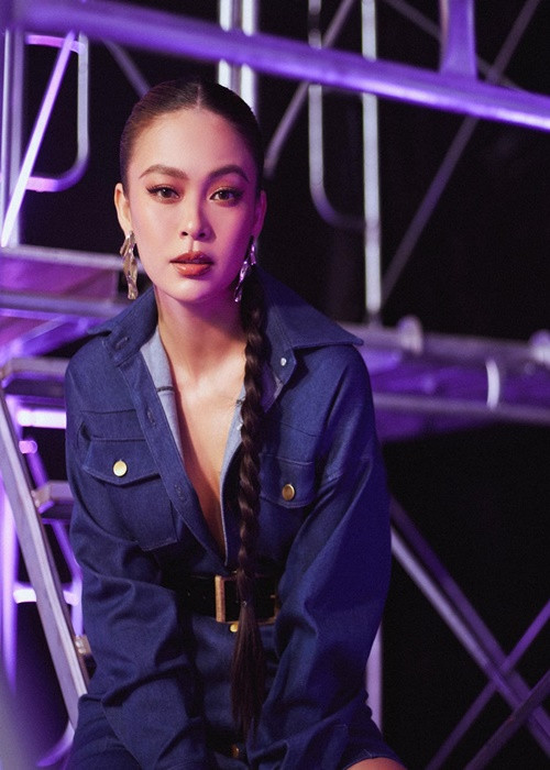 Nàng á hậu chia sẻ: “Tôi quyết định chia tay vì anh ấy tặng tôi đôi giày sai size. Tôi thấy lý do này chẳng ngớ ngẩn chút nào bởi quen nhau đã 8 năm mà mua giày còn sai size thì không còn gì để nói. Mua giày đúng hay sai size, thể hiện sự quan tâm từ những thứ nhỏ nhặt nhất trong cuộc sống của hai người dành cho nhau”. Ảnh: FBNV