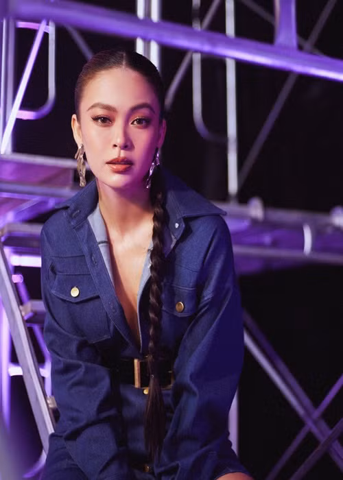 Nàng á hậu chia sẻ: “Tôi quyết định chia tay vì anh ấy tặng tôi đôi giày sai size. Tôi thấy lý do này chẳng ngớ ngẩn chút nào bởi quen nhau đã 8 năm mà mua giày còn sai size thì không còn gì để nói. Mua giày đúng hay sai size, thể hiện sự quan tâm từ những thứ nhỏ nhặt nhất trong cuộc sống của hai người dành cho nhau”. Ảnh: FBNV