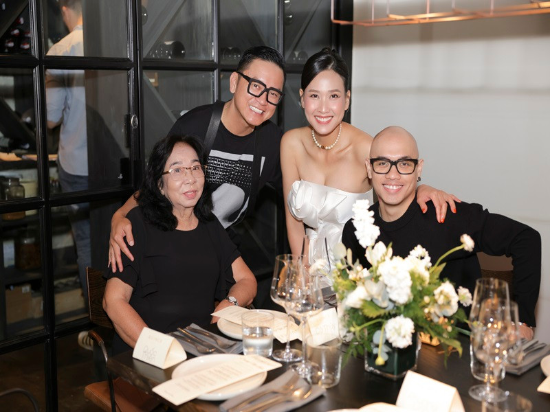 Dương Mỹ Linh bên bạn trai và mẹ trong ngày đón tuổi mới. Ảnh: Tiên Nguyễn