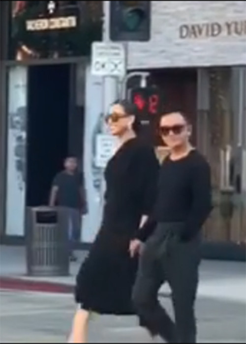 Trong 4 năm qua, không hiếm lần Dương Mỹ Linh và bạn trai được bắt gặp sánh đôi bên nhau. Trong ảnh, cặp đôi tay trong tay dạo phố. Ảnh: Dân Việt