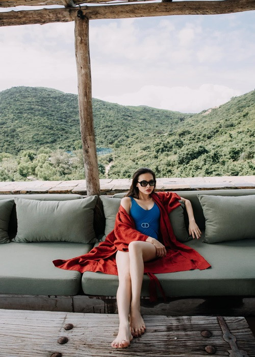 Dương Mỹ Linh sinh năm 1984, tại Bến Tre. Cô đăng quang Hoa hậu Phụ nữ Việt Nam qua ảnh 2006. Người đẹp từng đóng phim "Anh và em", "Vũ khí sắc đẹp", "Người mẫu". Ảnh: FBNV