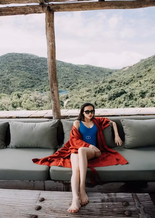 Dương Mỹ Linh sinh năm 1984, tại Bến Tre. Cô đăng quang Hoa hậu Phụ nữ Việt Nam qua ảnh 2006. Người đẹp từng đóng phim "Anh và em", "Vũ khí sắc đẹp", "Người mẫu". Ảnh: FBNV