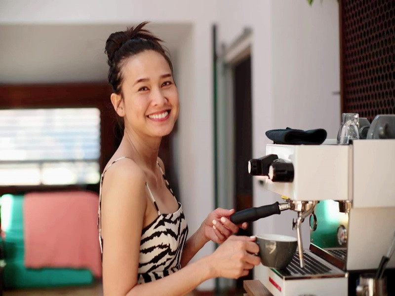 Người đẹp đăng tải hình ảnh pha cà phê buổi sáng do bạn trai chụp. Ảnh: FBNV