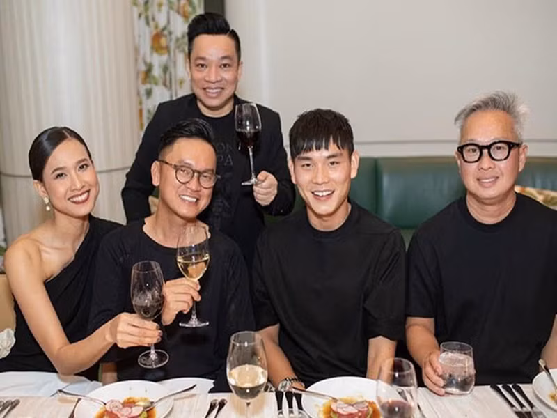 4 năm qua, Dương Mỹ Linh yêu doanh nhân Tôn Bảo Anh (thứ hai bên trái). Người đẹp chia sẻ, cô yêu mến bạn trai ở sự chững chạc, tư duy hiện đại, luôn có nhiều định hướng, ý kiến hay nhờ kinh nghiệm trên thương trường, sống tình cảm. Ảnh: Tiền Phong