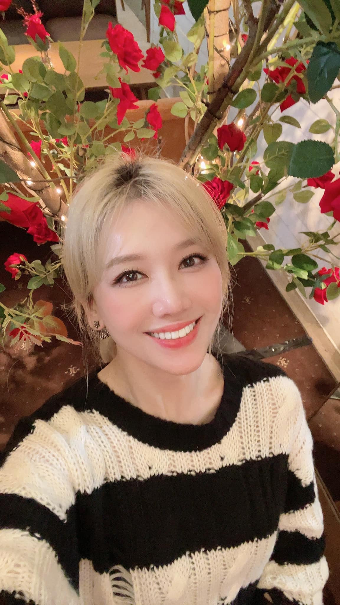 Cho đến khi nổi tiếng, giàu có, Hari Won vẫn sống tiết kiệm. Cô chia sẻ: “Với mình, số tiền chi nó không quan trọng. Nếu số tiền lớn mà mua được sức khỏe, đóng học phí cho mấy em gia đình khó khăn, mua quà cho gia đình vui thì mình không hề tiếc tiền. Nhưng tiền nhỏ mà cảm thấy lãng phí là mình không chịu được. Ví dụ: Bật đèn 24/24, bật máy lạnh lúc không có người, dùng khăn giấy hay khăn lạnh nhiều lần cho 1 lần dùng”. Ảnh: FBNV