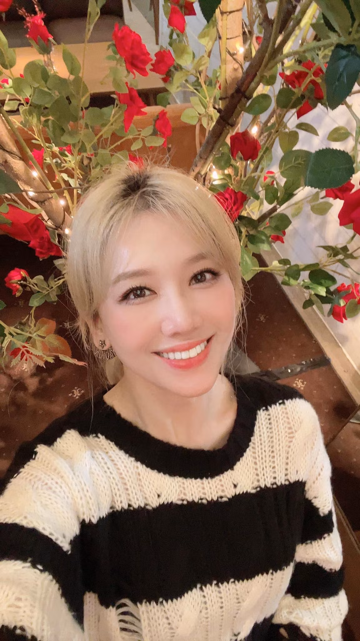 Cho đến khi nổi tiếng, giàu có, Hari Won vẫn sống tiết kiệm. Cô chia sẻ: “Với mình, số tiền chi nó không quan trọng. Nếu số tiền lớn mà mua được sức khỏe, đóng học phí cho mấy em gia đình khó khăn, mua quà cho gia đình vui thì mình không hề tiếc tiền. Nhưng tiền nhỏ mà cảm thấy lãng phí là mình không chịu được. Ví dụ: Bật đèn 24/24, bật máy lạnh lúc không có người, dùng khăn giấy hay khăn lạnh nhiều lần cho 1 lần dùng”. Ảnh: FBNV