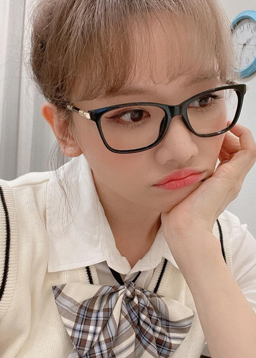 Hari Won sống tiết kiệm từ khi còn nhỏ. Cô không mua món đồ gì mình thích mà không vừa túi tiền, đi ăn cũng phải coi giá và tính toán hết mới quyết định có được phép vào hay không, bán lại đồ cũ đã mặc, xin phiếu giảm giá hoặc áo của bạn không dùng, đi taxi luôn cầm tiền lẻ để trả đúng tiền. Ảnh: FBNV