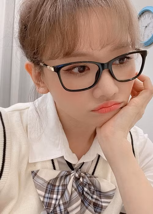 Hari Won sống tiết kiệm từ khi còn nhỏ. Cô không mua món đồ gì mình thích mà không vừa túi tiền, đi ăn cũng phải coi giá và tính toán hết mới quyết định có được phép vào hay không, bán lại đồ cũ đã mặc, xin phiếu giảm giá hoặc áo của bạn không dùng, đi taxi luôn cầm tiền lẻ để trả đúng tiền. Ảnh: FBNV