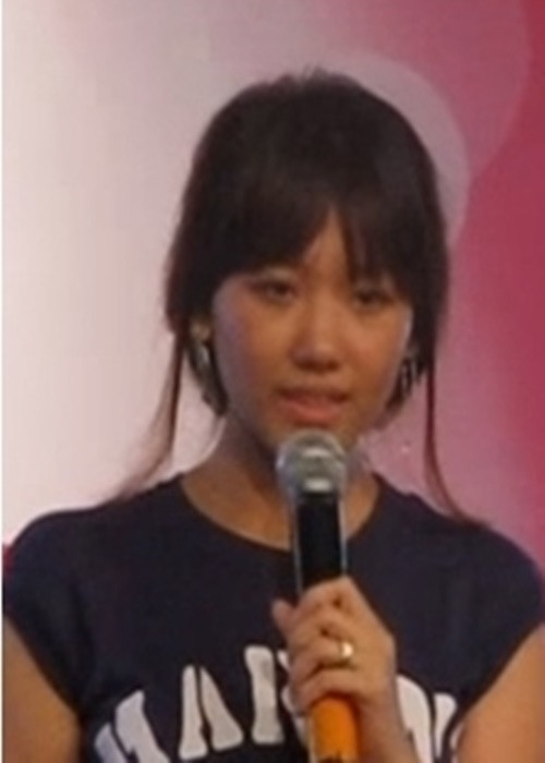 Năm 12 tuổi, Hari Won đi phát tờ rơi quảng cáo tại các chung cư ở Hàn Quốc. Lớn lên, nữ ca sĩ nỗ lực kiếm tiền, không phụ thuộc vào gia đình. Lúc mới về Việt Nam, bà xã của Trấn Thành đi làm thông dịch viên cho các công ty của Hàn Quốc. Ảnh: Dân Việt