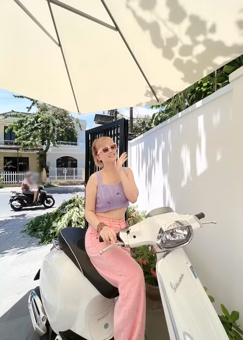 Trang phục đời thường của Hoàng Yến gần đây là áo croptop.