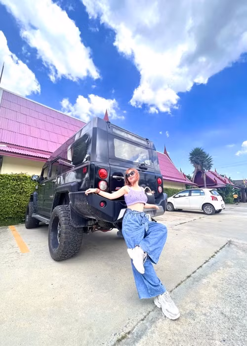 Nhìn style trẻ trung của nữ diễn viên 4 đời chồng không ai nghĩ cô đã U50, từng 3 lần sinh nở.