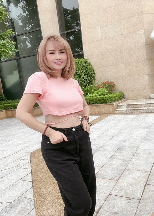 Bà mẹ 3 con liên tục đóng vai phụ trong các phim truyền hình. Cô góp mặt trong phim "Về nhà đi con", "Những ngày không quên", "Hương vị tình thân", "Đấu trí'.