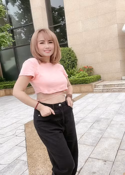 Bà mẹ 3 con liên tục đóng vai phụ trong các phim truyền hình. Cô góp mặt trong phim "Về nhà đi con", "Những ngày không quên", "Hương vị tình thân", "Đấu trí'.