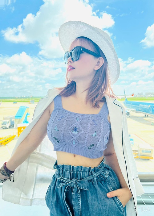 Hoàng Yến tự tin mặc hở eo khoe vòng hai thon gọn qua dao kéo.