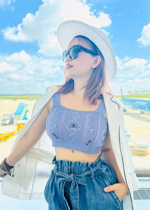 Hoàng Yến tự tin mặc hở eo khoe vòng hai thon gọn qua dao kéo.