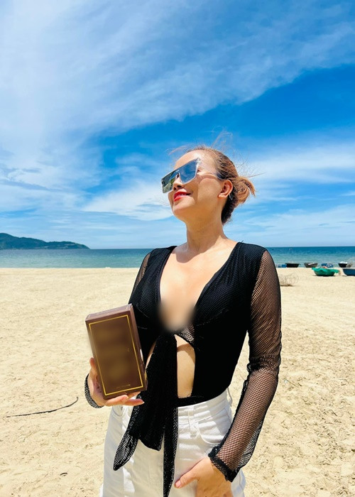 "Dù một vai của tôi khá ngắn, chỉ mấy chục phân đoạn quay thôi, nhưng tôi tin bản thân rất trân trọng công việc nghề nghiệp của mình. Đây là công việc giúp tôi đến gần hơn với khán giả", cô chia sẻ trên Arttimes.