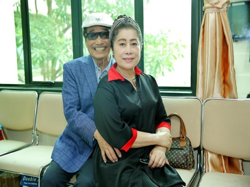 Vợ NSND Trần Hiếu chia sẻ trên Tiền Phong: “Sau 10 ngày điều trị tại viện, chồng tôi đã khỏe mạnh, vui vẻ trở lại. Hằng ngày, tôi chăm sóc ông với chế độ khoa học, uống thuốc theo toa, tiêm cho ông”. Ảnh: An ninh thủ đô