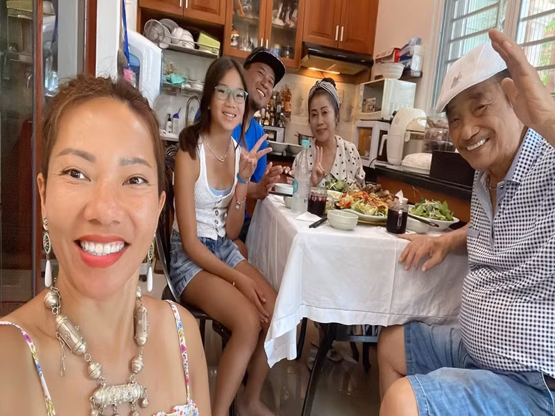 Mới đây, vợ chồng ca sĩ Hà Trần đã từ Mỹ trở về thăm NSND Trần Hiếu. “Nhìn bố con hội ngộ sau thời gian dài xa cách, thấy chồng đỡ trăn trở hơn… tui rất vui”, bà Minh Ngà nói. Ảnh: Dân Việt