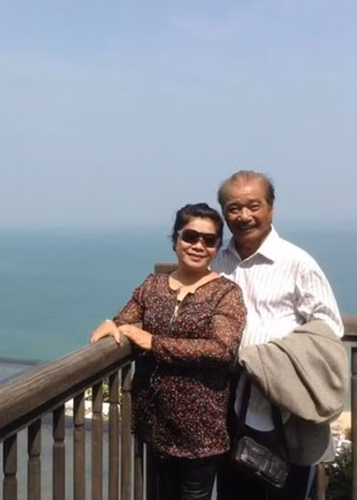 Vợ chồng nghệ sĩ Trần Hiếu từng ở cùng một con phố Hà Nội nhưng lại bén duyên với nhau tại TP HCM khi tham gia sinh hoạt trong câu lạc bộ đồng hương, cùng mọi người tập dưỡng sinh ở công viên Tao Đàn. Ảnh: Dân Trí