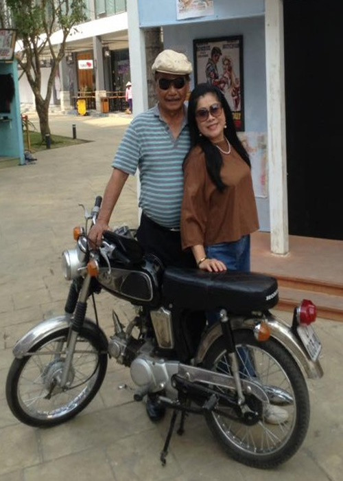 Bà Minh Ngà chia sẻ trên An ninh thủ đô, ở chỗ tập, bà có thói quen nhặt một chiếc lá sake đặt lên trên ghế để mỗi lúc nghỉ quạt cho mát. Chuyện sẽ chẳng có gì cho tới một ngày bà về Hà Nội hơn một tháng. Khi bà trở lại, nghệ sĩ Trần Hiếu kéo bà ra chỗ giếng cô Tấm đặt trong công viên và bảo: “Ngà đi bao ngày, anh đều nhớ cả. Ngà chịu khó nhảy xuống giếng đếm xem có bao nhiêu cái lá sake, ngày nào tôi cũng nhặt một chiếc thả xuống đấy, Ngà đếm xem có đủ 41 chiếc không?”. Ảnh: Tiền Phong