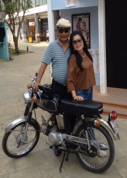 Bà Minh Ngà chia sẻ trên An ninh thủ đô, ở chỗ tập, bà có thói quen nhặt một chiếc lá sake đặt lên trên ghế để mỗi lúc nghỉ quạt cho mát. Chuyện sẽ chẳng có gì cho tới một ngày bà về Hà Nội hơn một tháng. Khi bà trở lại, nghệ sĩ Trần Hiếu kéo bà ra chỗ giếng cô Tấm đặt trong công viên và bảo: “Ngà đi bao ngày, anh đều nhớ cả. Ngà chịu khó nhảy xuống giếng đếm xem có bao nhiêu cái lá sake, ngày nào tôi cũng nhặt một chiếc thả xuống đấy, Ngà đếm xem có đủ 41 chiếc không?”. Ảnh: Tiền Phong