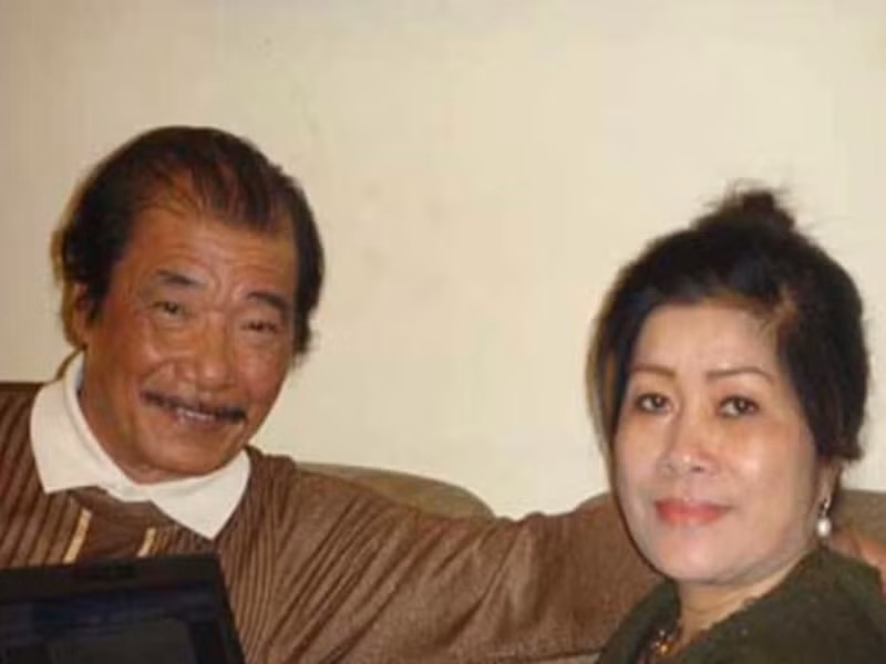 Bà Minh Ngà chia sẻ trên Vietnamnet, ngày vợ chồng bà quen nhau, gia đình bà ngăn cản. Sau đó, vào dịp sinh nhật mẹ bà, nghệ sĩ Trần Hiếu tới nhà và hát tặng bài "Mẹ tôi". Nghe xong, mẹ của bà Minh Ngà rất xúc động, đồng ý cho nghệ sĩ Trần Hiếu và bà Minh Ngà đến với nhau. Ảnh: Dân Trí