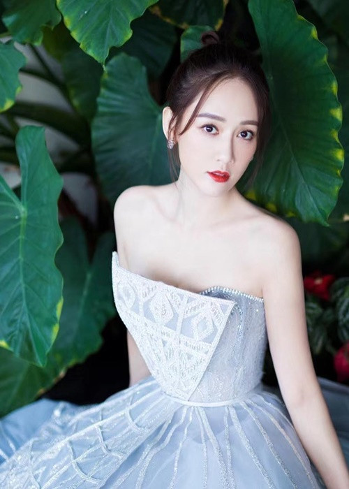 Trần Kiều Ân lấy chồng kém 9 tuổi. Tuy nhiên, cô được khen xứng đôi với Alan nhờ nhan sắc không tuổi.