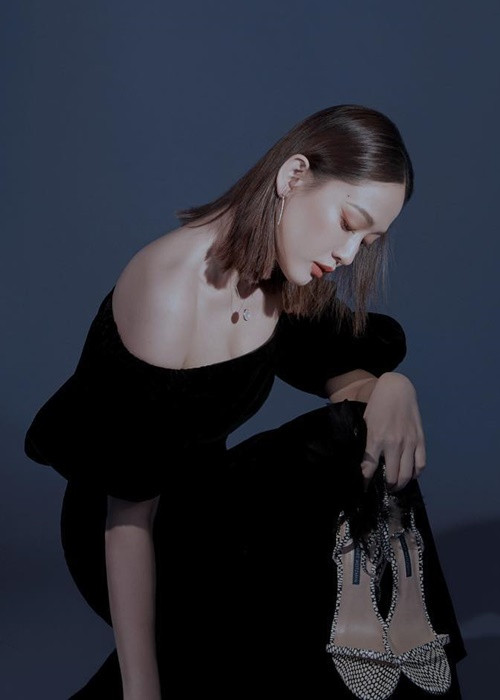 Chồng trẻ của Trần Kiều Ân xuất thân giàu có. Theo Zing, gia đình Alan sở hữu nhiều công ty có giá trị lên đến hàng triệu USD.