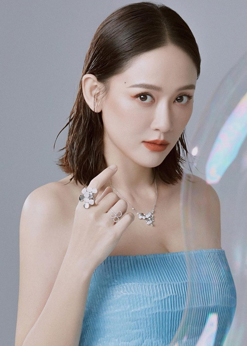 Trần Kiều Ân còn đắt show quảng cáo.