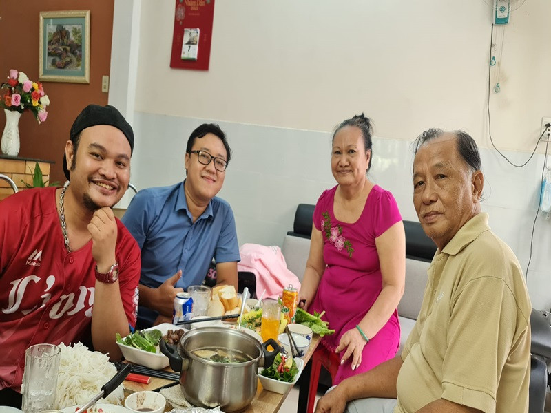 Trên trang cá nhân, Vinh Râu đăng tải hình ảnh vui vẻ bên gia đình, bạn bè và đồng nghiệp.