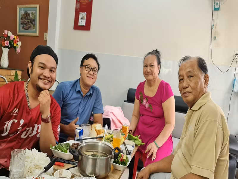 Trên trang cá nhân, Vinh Râu đăng tải hình ảnh vui vẻ bên gia đình, bạn bè và đồng nghiệp.