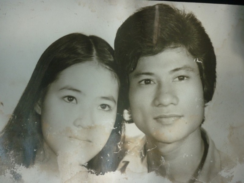 Người vợ thứ ba của Chế Linh là Thúy Hằng. Người phụ này bất chấp gia đình ngăn cấm làm vợ Chế Linh ở tuổi 17 và sinh hai người con cho nam ca sĩ. Năm 20 tuổi, vợ thứ ba của Chế Linh tự tử, để lại dòng thư tuyệt mệnh: "Em ra đi để anh còn mãi mãi trong tim em và em cũng còn mãi trong tim anh!". Ảnh: Vietnamnet