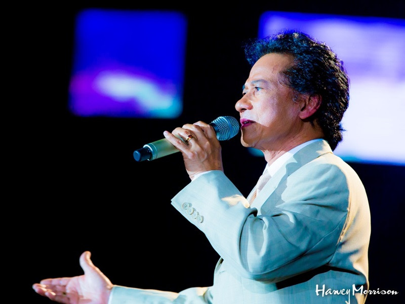 Chế Linh từng chia sẻ, ông không muốn các con tham gia gameshow, truyền hình thực tế để tìm kiếm cơ hội nổi tiếng. "Gameshow, đúng nghĩa chữ Việt là trò chơi giải trí, có khi bới móc đời tư của nhau mong gây sự chú ý của khán giả. Tôi không can ngăn, nhưng không có nghĩa là đồng tình,… hơn nữa chúng đã trưởng thành và tự biết mình phải làm gì", ông nói. Ảnh: Tổ Quốc