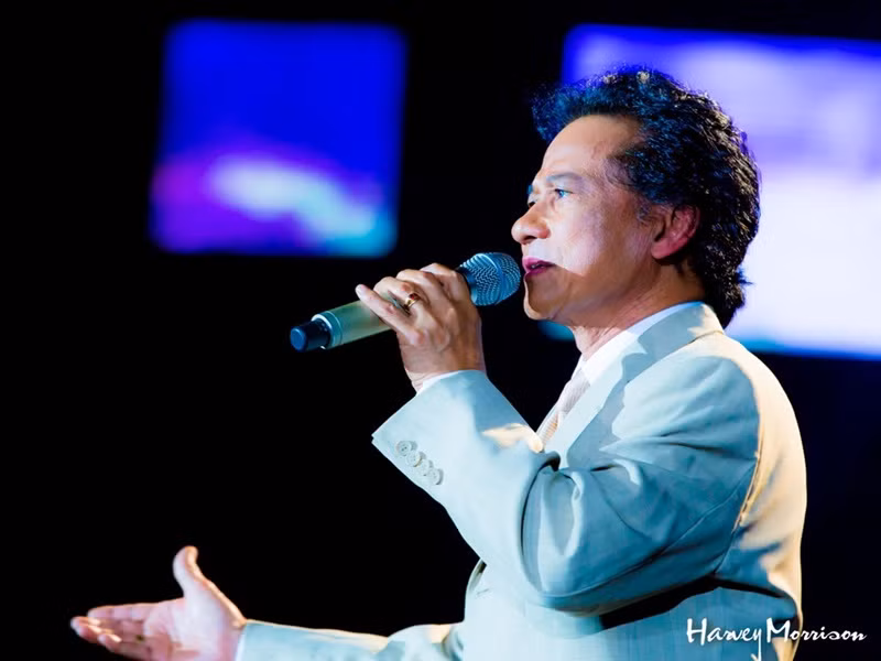 Chế Linh từng chia sẻ, ông không muốn các con tham gia gameshow, truyền hình thực tế để tìm kiếm cơ hội nổi tiếng. "Gameshow, đúng nghĩa chữ Việt là trò chơi giải trí, có khi bới móc đời tư của nhau mong gây sự chú ý của khán giả. Tôi không can ngăn, nhưng không có nghĩa là đồng tình,… hơn nữa chúng đã trưởng thành và tự biết mình phải làm gì", ông nói. Ảnh: Tổ Quốc