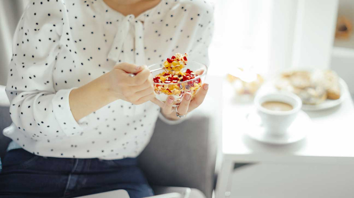 Giảm thèm ăn Một nghiên cứu của Thụy Điển cho thấy mọi người cảm thấy no và hài lòng lâu hơn sau khi ăn bánh mì có giấm. Thành phần kỳ diệu trong tất cả các loại giấm táo có thể ức chế sự thèm ăn được cho là axit axetic, giúp làm giảm chỉ số đường huyết của thực phẩm, làm chậm tốc độ đường được giải phóng vào máu và làm giảm sự thèm ăn. - Ảnh minh họa: Internet