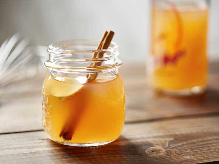 Chất tẩy rửa đa năng Hãy loại bỏ các hóa chất, thuốc xịt tổng hợp mà bạn không muốn phun ra xung quanh những người thân yêu. Pha một phần giấm với hai phần nước, cộng với một vài giọt dầu cây trà sẽ cho bạn chất tẩy rửa nhẹ nhàng, có khả năng kháng khuẩn giúp làm sạch và khử trùng bề mặt đồ vật gia đình. Ảnh minh họa: Internet