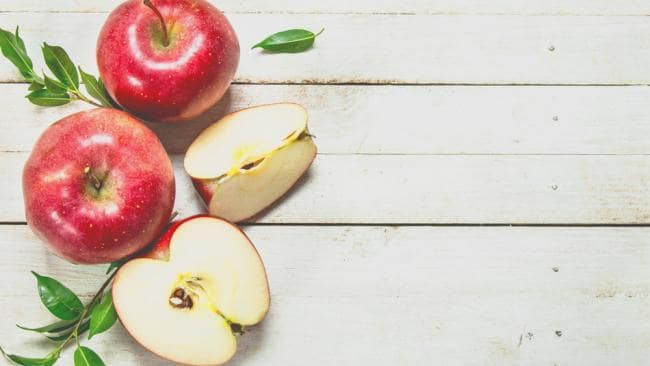 Loại bỏ mụn cóc Không có bằng chứng khoa học nào chứng minh điều này nhưng có một loạt các lời chứng thực trên mạng về khả năng này của giấm táo. Mỗi tối trước khi đi ngủ, bôi giấm táo lên mụn cóc và để qua đêm. Sau một tuần áp dụng, mụn cóc chuyển sang màu đen trong hai ngày đầu và biến mất hoàn toàn sau một hoặc hai tuần. Ảnh: iStockSource:BodyAndSoul